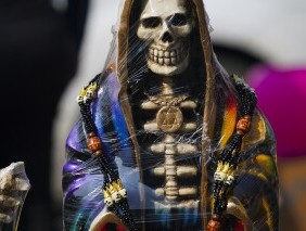 墨西哥民间圣徒邪教“La Santa Muerte”的一位领袖在圣坛上被杀害