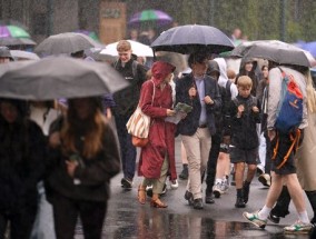 英国天气:英国气象局发布预警，延时拍摄显示今天英国将有暴雨